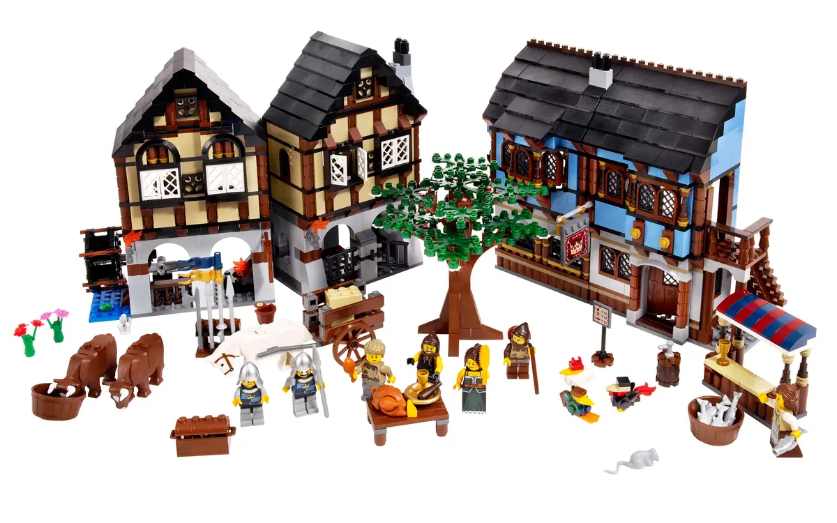 LEGO Castle 10193 Medieval Market Village set, image 3