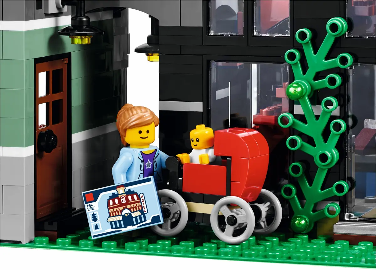 LEGO Creator Expert 10255 Assembly Square set, image 15