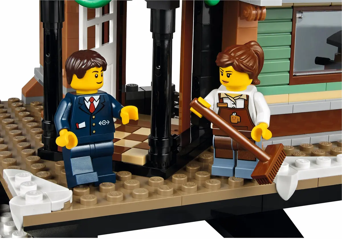 LEGO Creator Expert 10259 Winter Village Station set, image 10