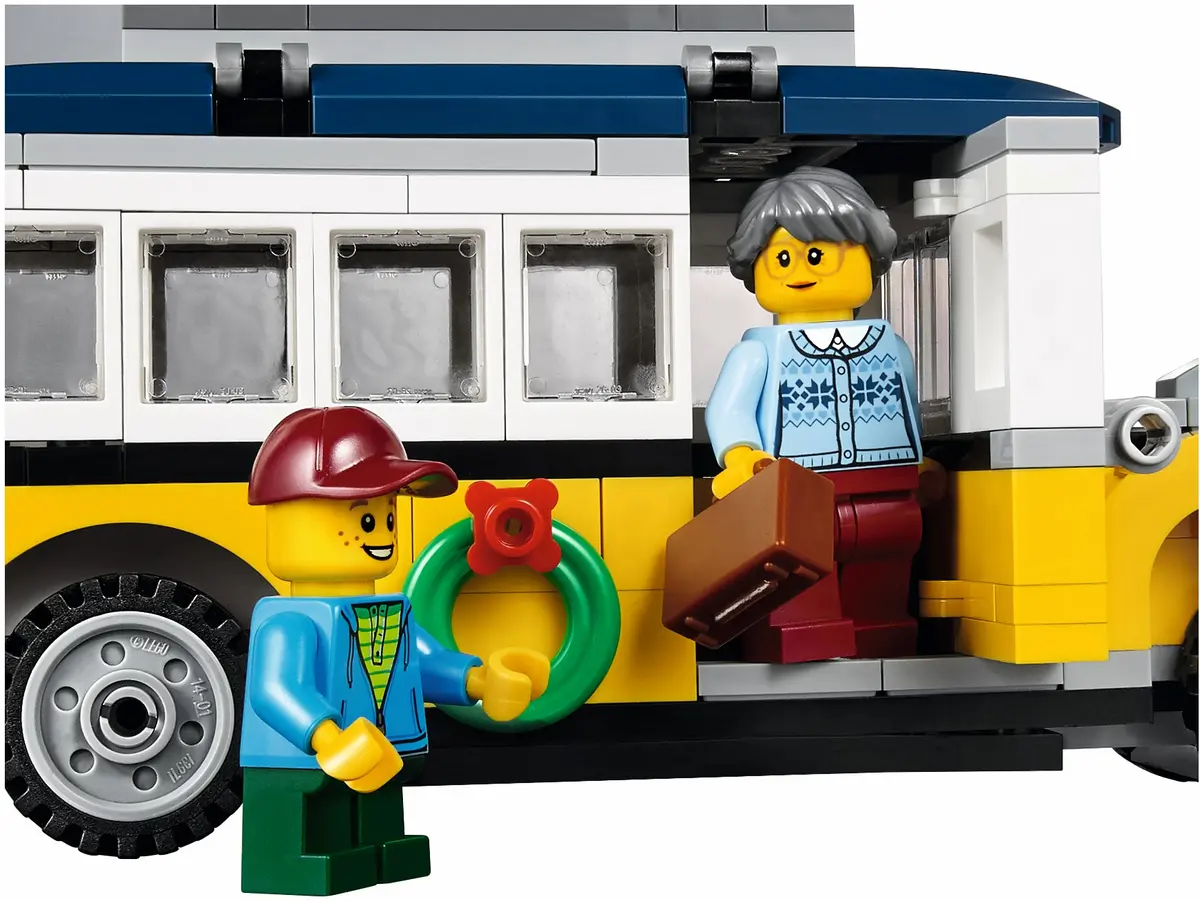 LEGO Creator Expert 10259 Winter Village Station set, image 13