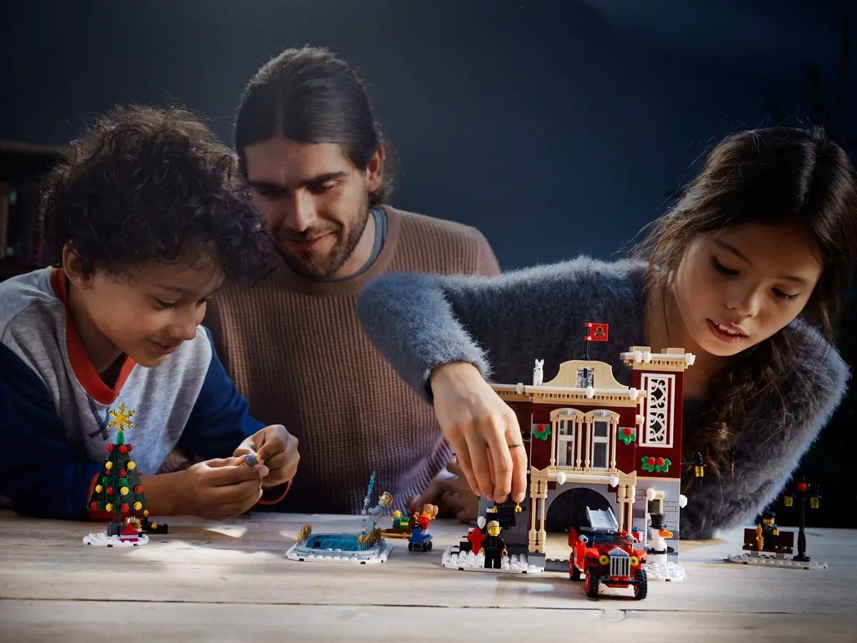 LEGO Creator Expert 10263 Winter Village Fire Station set, image 4
