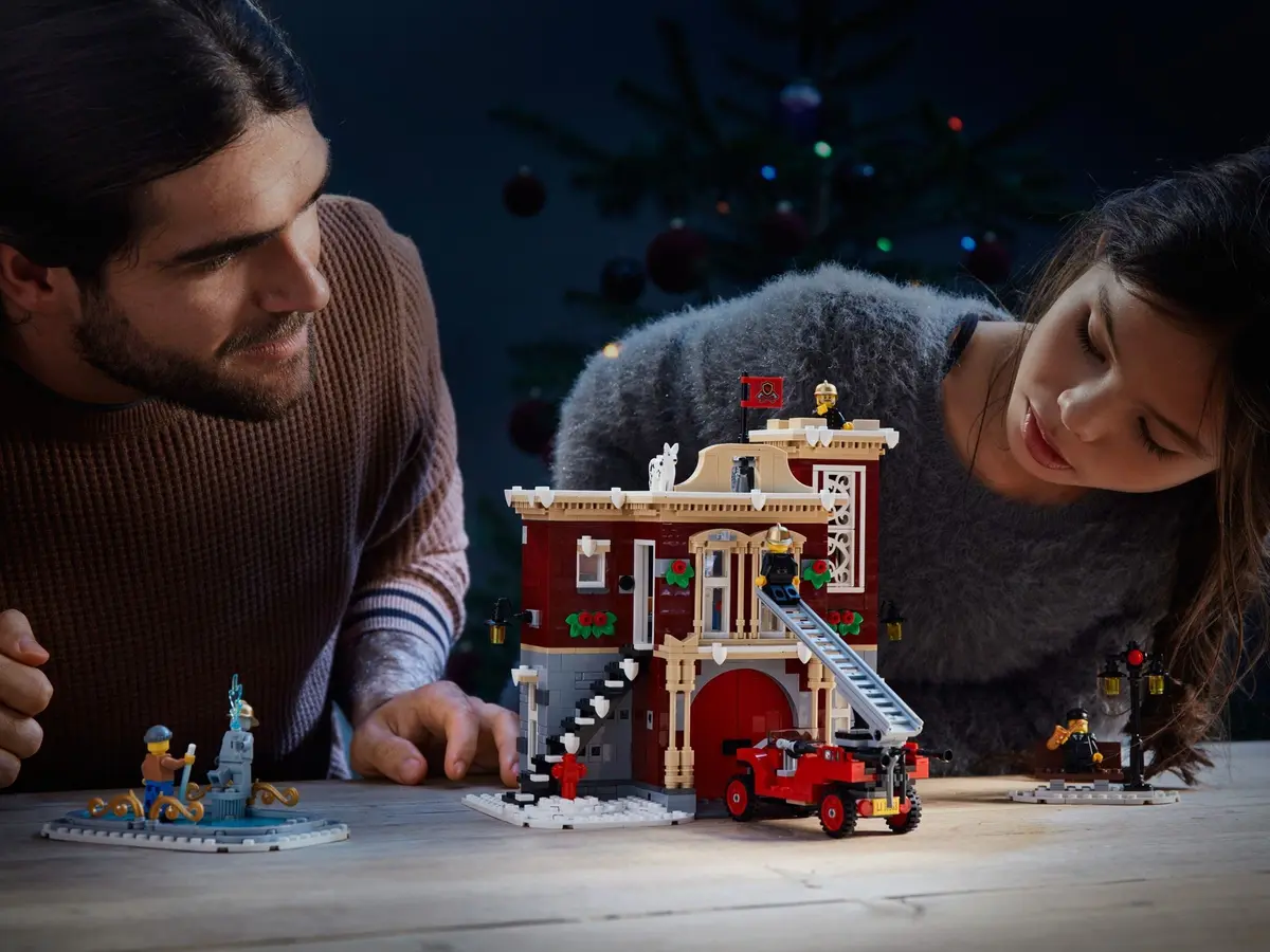 LEGO Creator Expert 10263 Winter Village Fire Station set, image 5