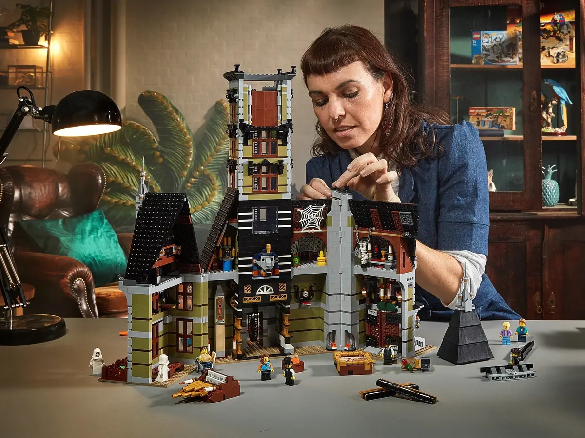 LEGO Icons 10273 Haunted House set, image 11
