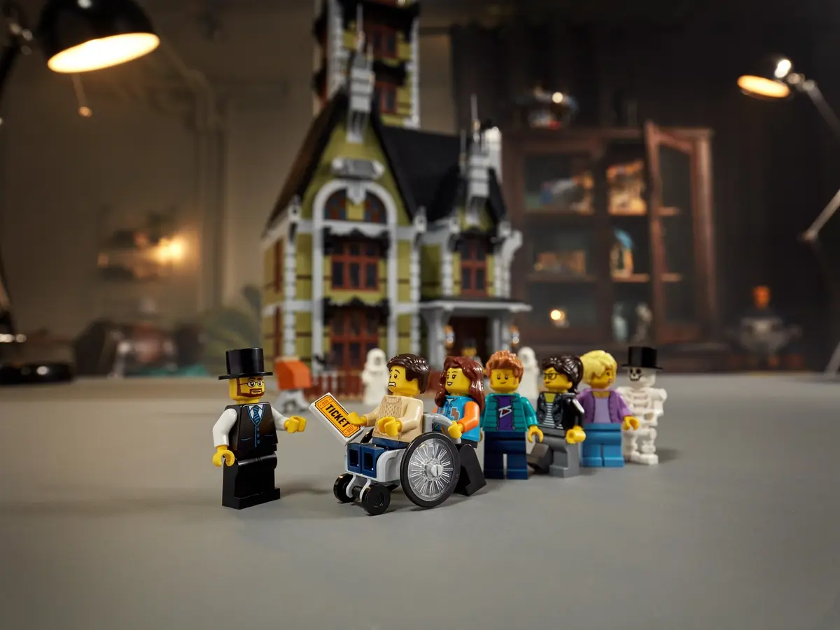 LEGO Icons 10273 Haunted House set, image 5