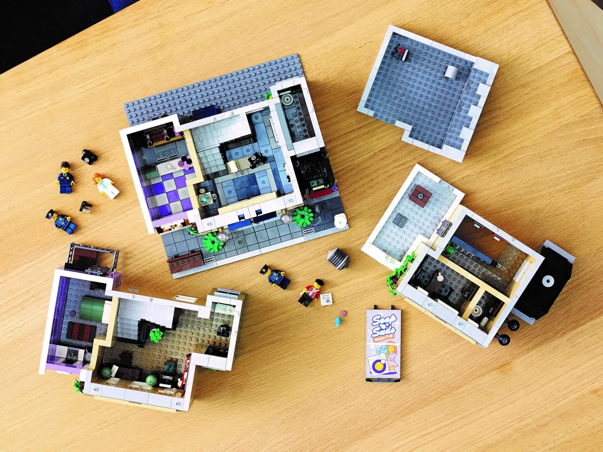 LEGO Icons 10278 Police Station set, image 27