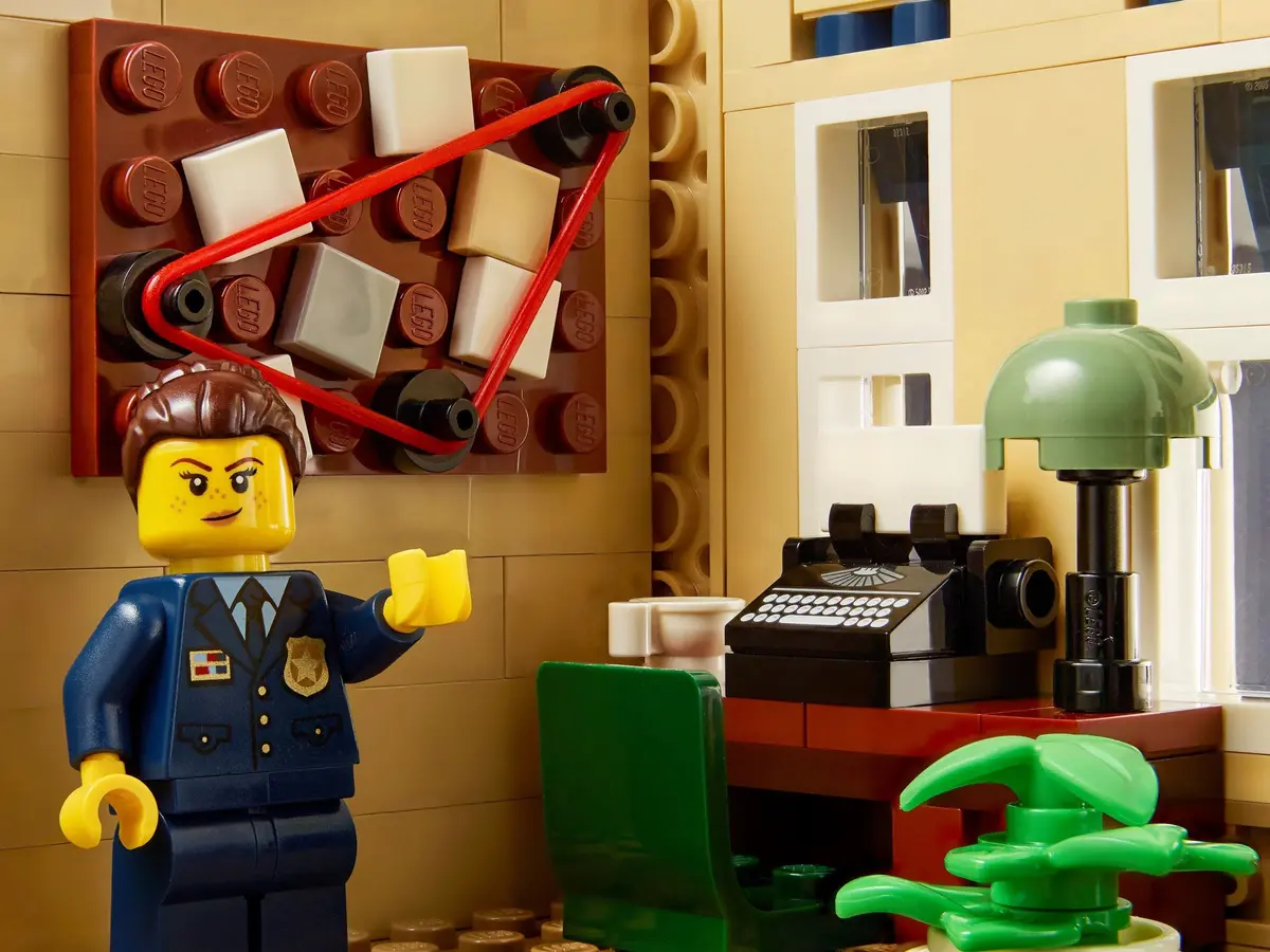LEGO Icons 10278 Police Station set, image 7