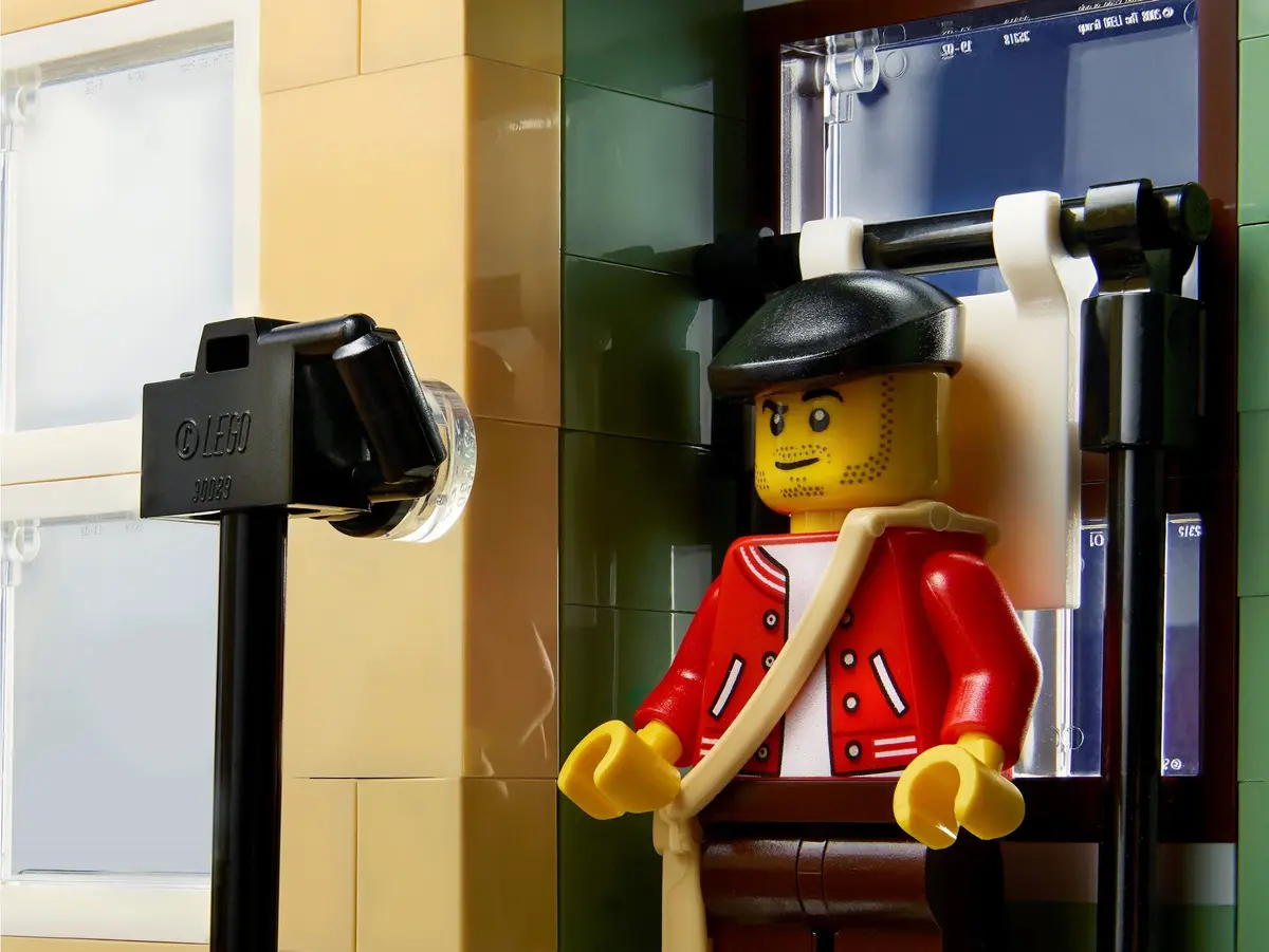 LEGO Icons 10278 Police Station set, image 8