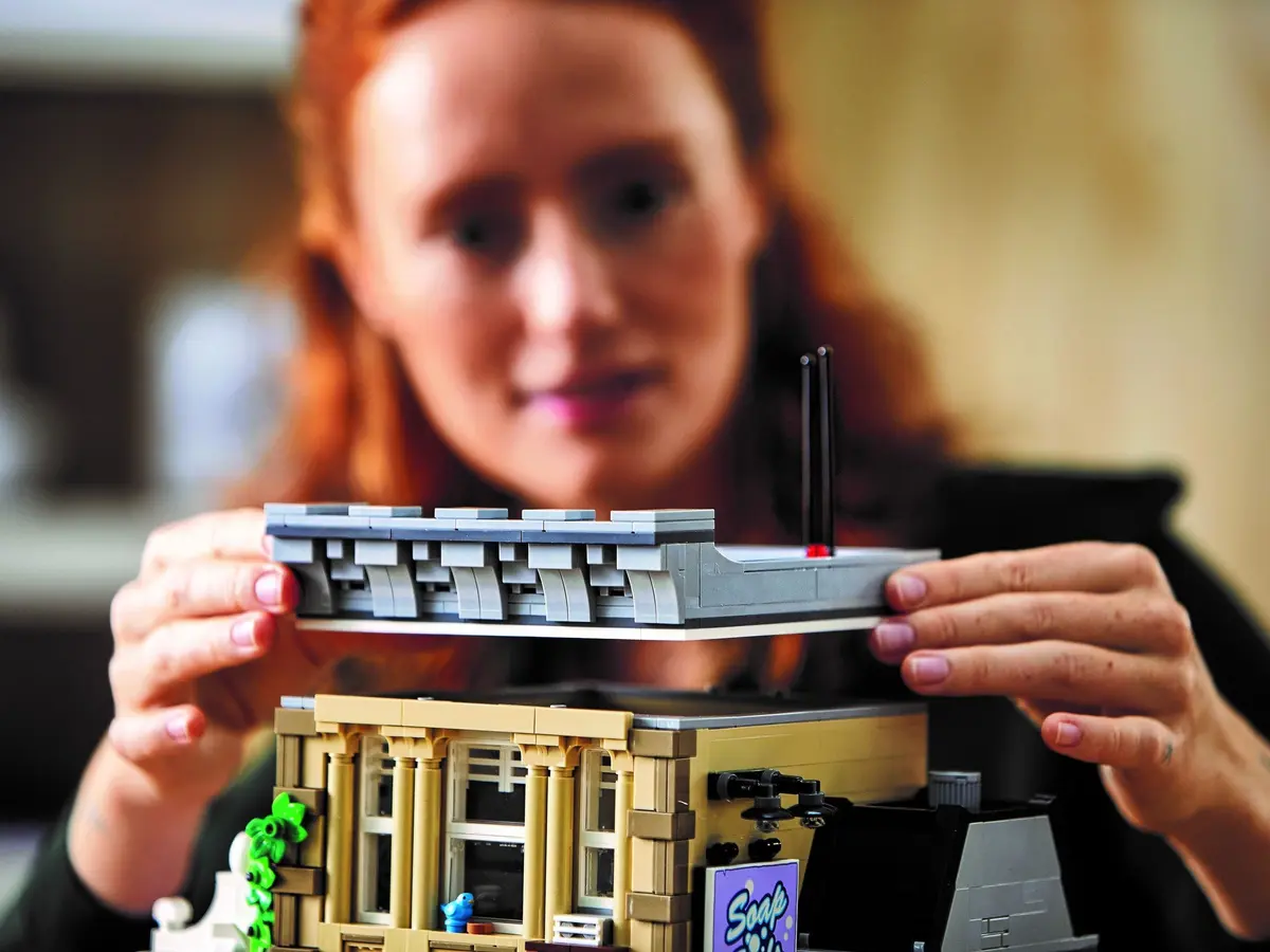 LEGO Icons 10278 Police Station set, image 11