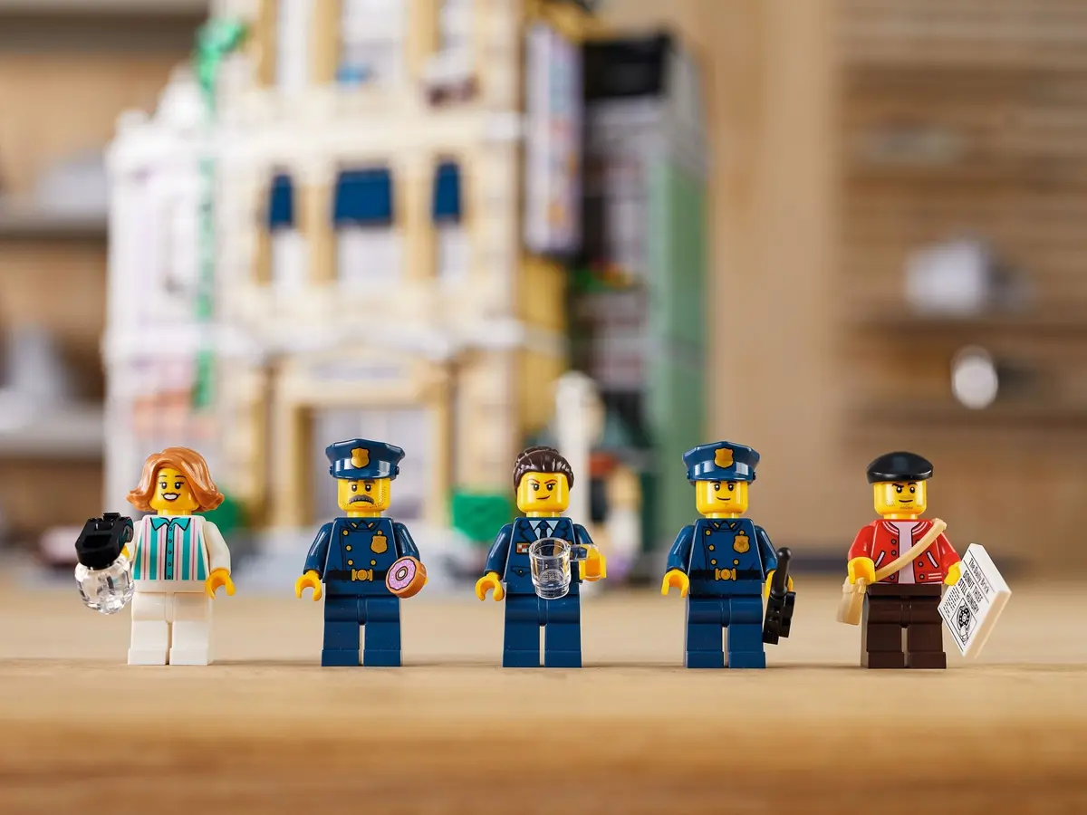 LEGO Icons 10278 Police Station set, image 19