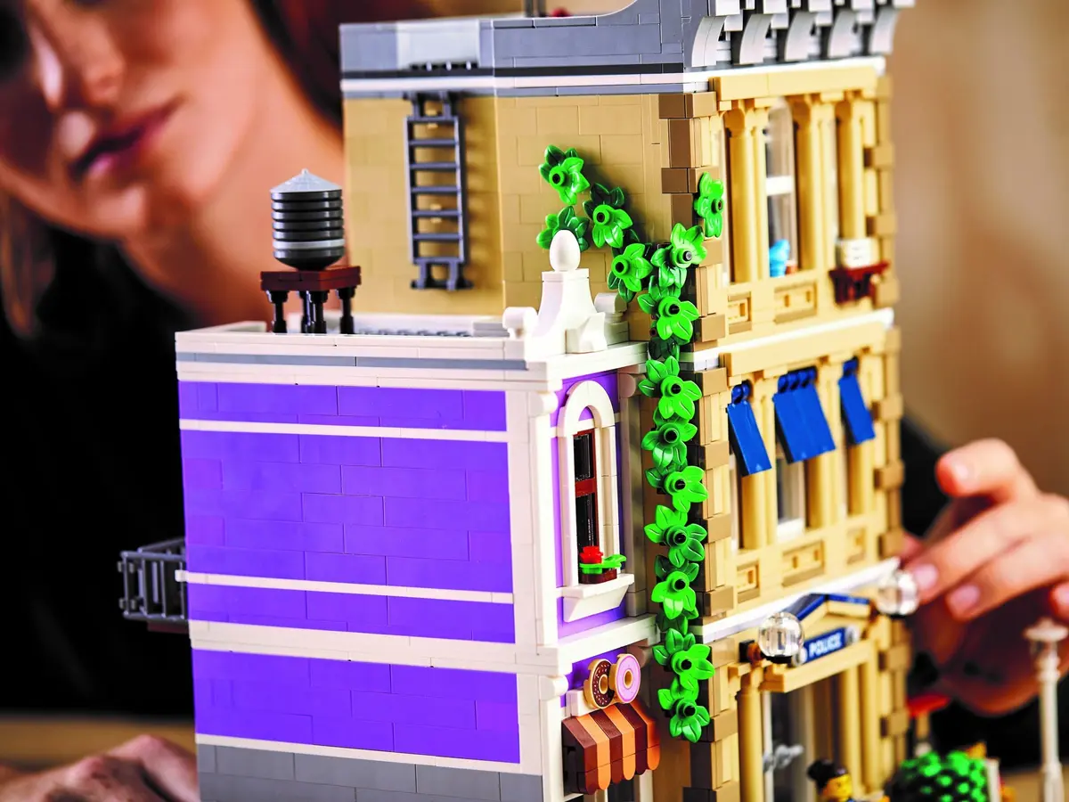 LEGO Icons 10278 Police Station set, image 16