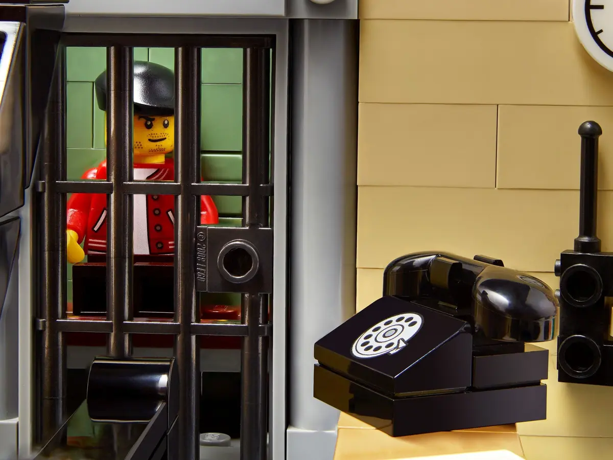 LEGO Icons 10278 Police Station set, image 5