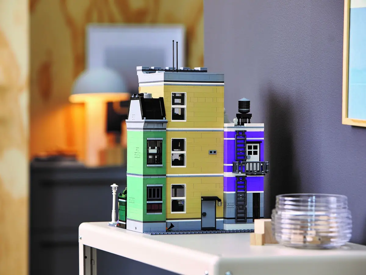 LEGO Icons 10278 Police Station set, image 24