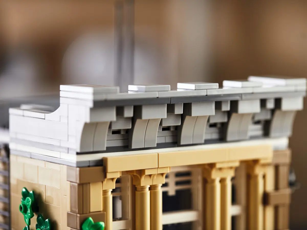 LEGO Icons 10278 Police Station set, image 17