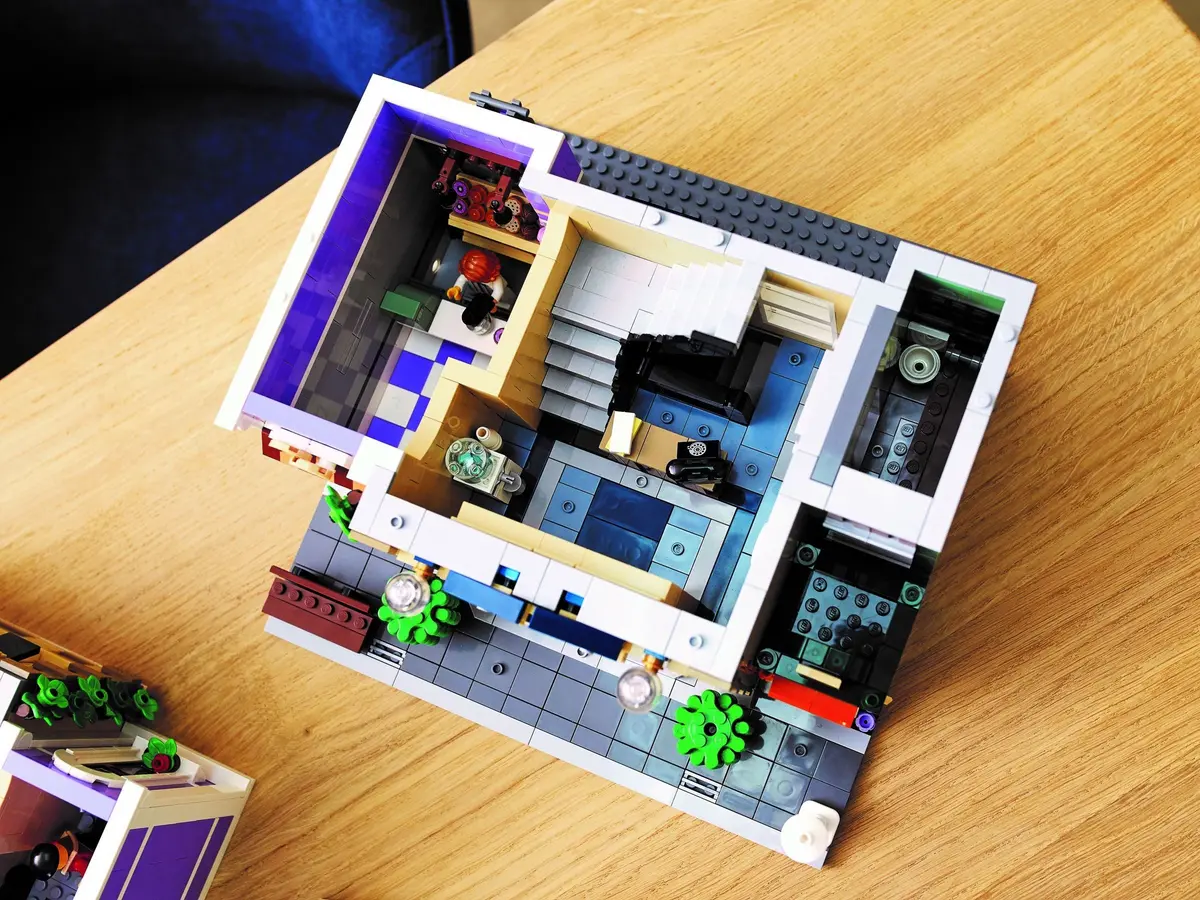 LEGO Icons 10278 Police Station set, image 22