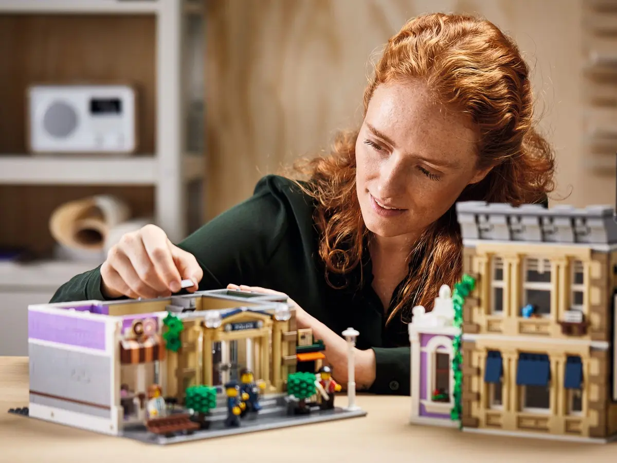 LEGO Icons 10278 Police Station set, image 13