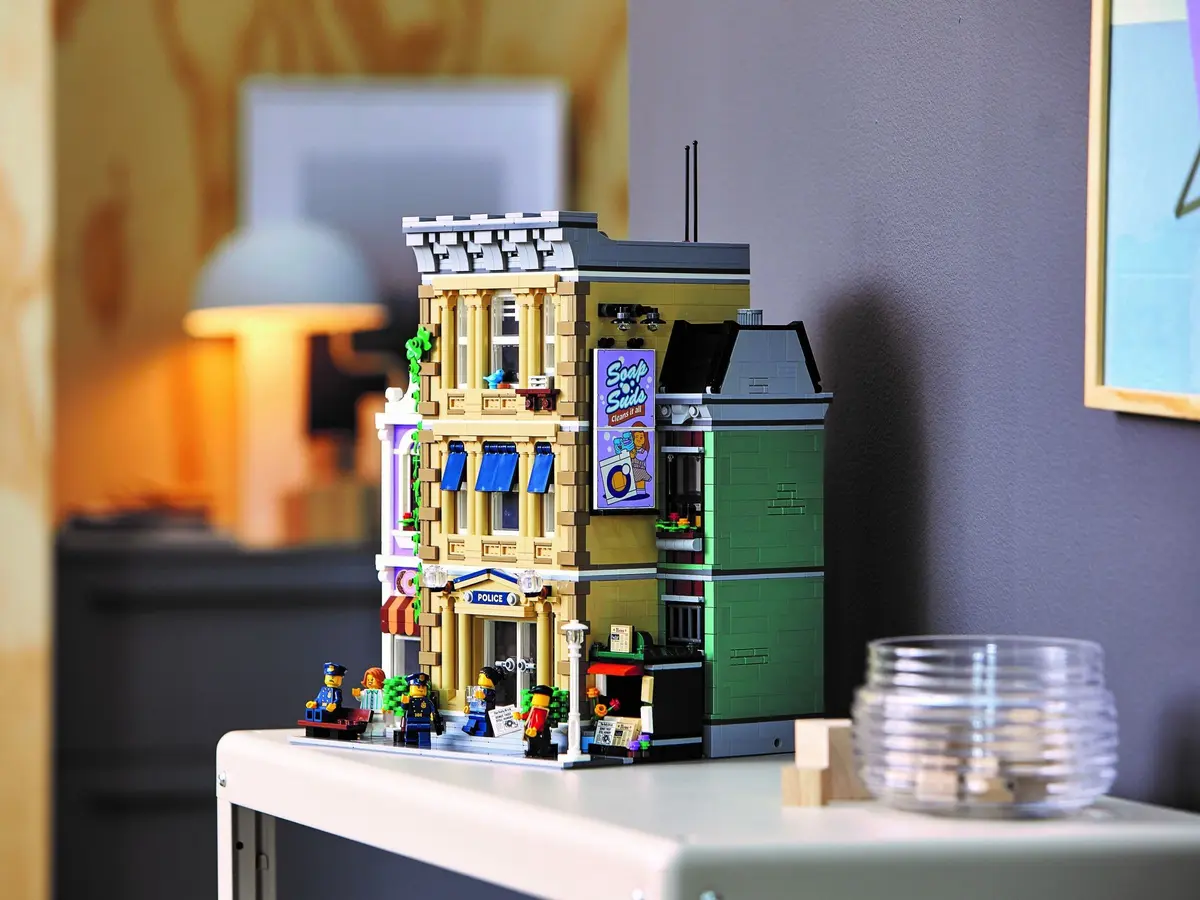 LEGO Icons 10278 Police Station set, image 23
