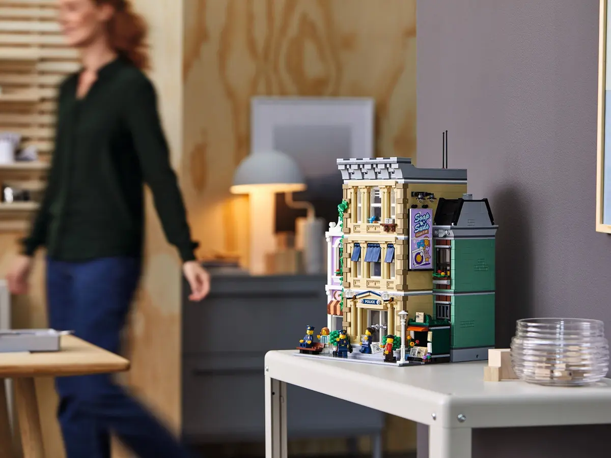 LEGO Icons 10278 Police Station set, image 29