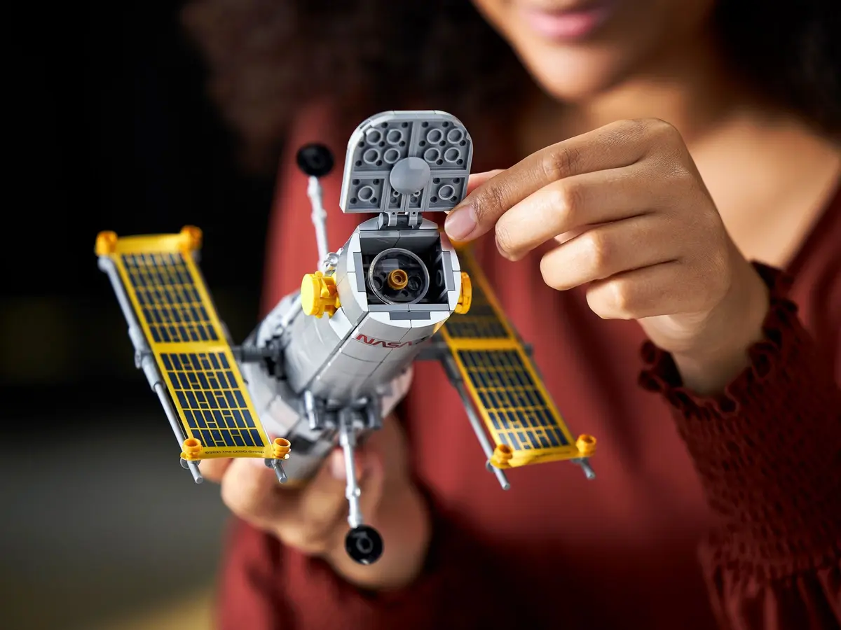 LEGO Icons 10283 NASA Space Shuttle Discovery set, image 17