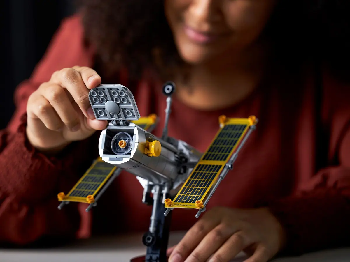 LEGO Icons 10283 NASA Space Shuttle Discovery set, image 16