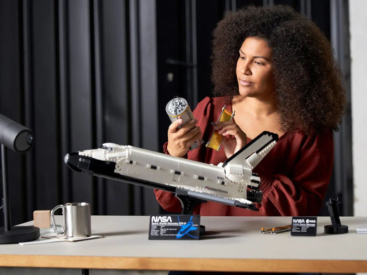 LEGO Icons 10283 NASA Space Shuttle Discovery set, image 10