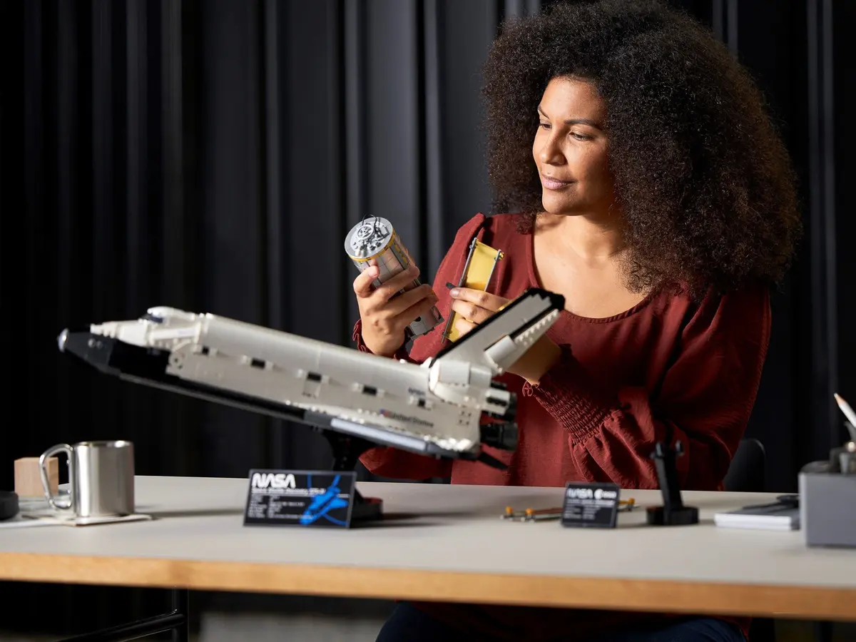 LEGO Icons 10283 NASA Space Shuttle Discovery set, image 12