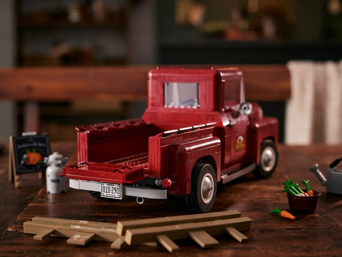 LEGO Icons 10290 Pickup Truck set, image 12