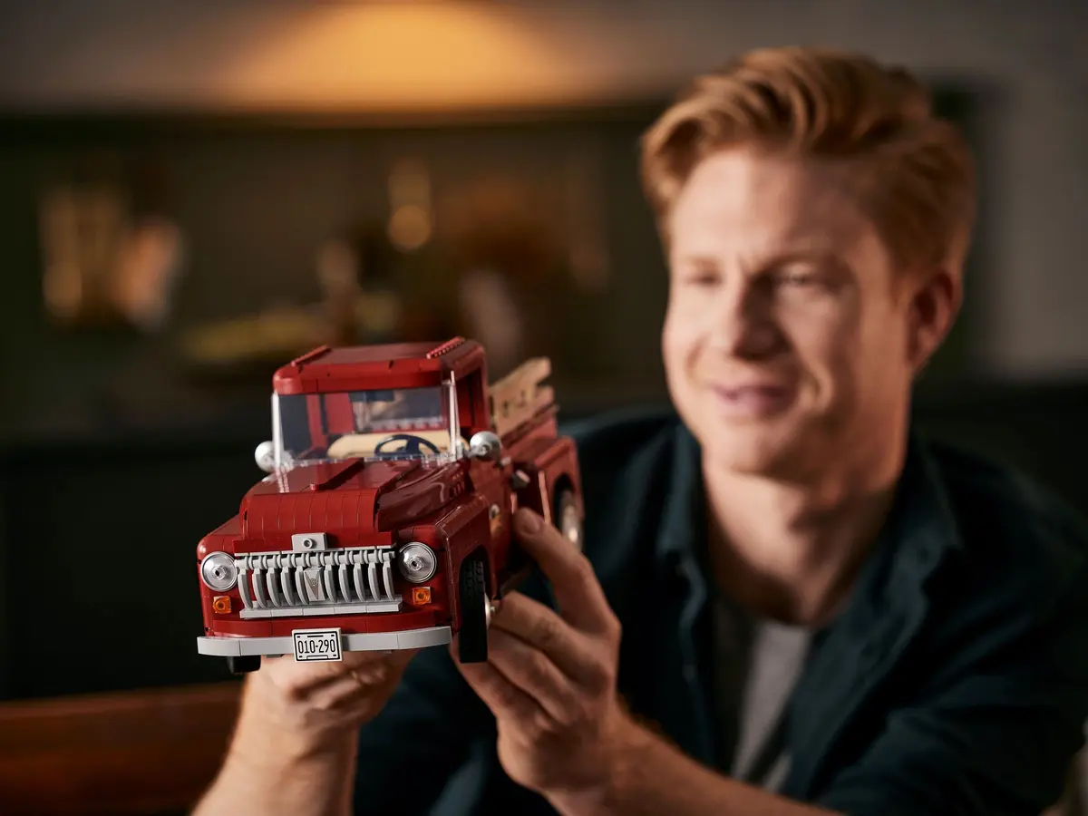 LEGO Icons 10290 Pickup Truck set, image 9