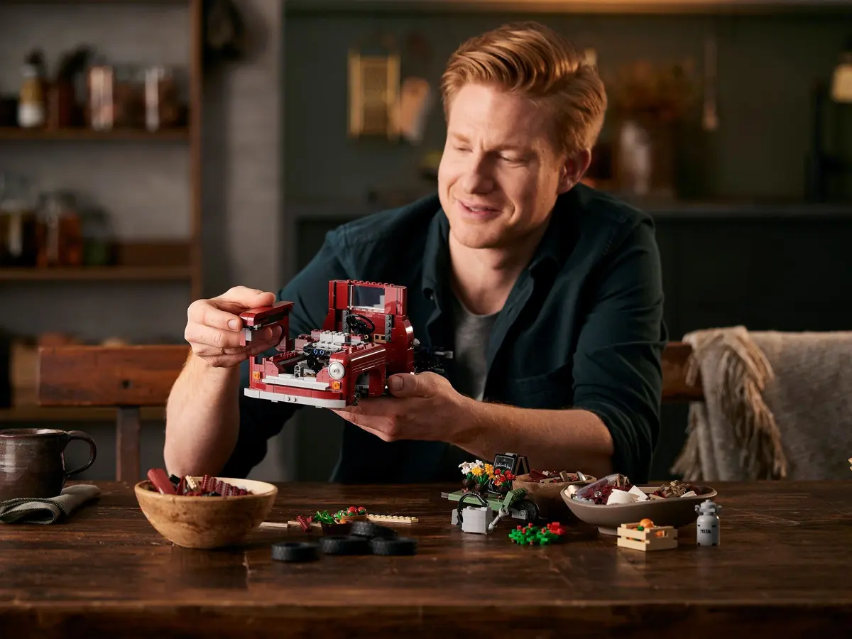 LEGO Icons 10290 Pickup Truck set, image 18