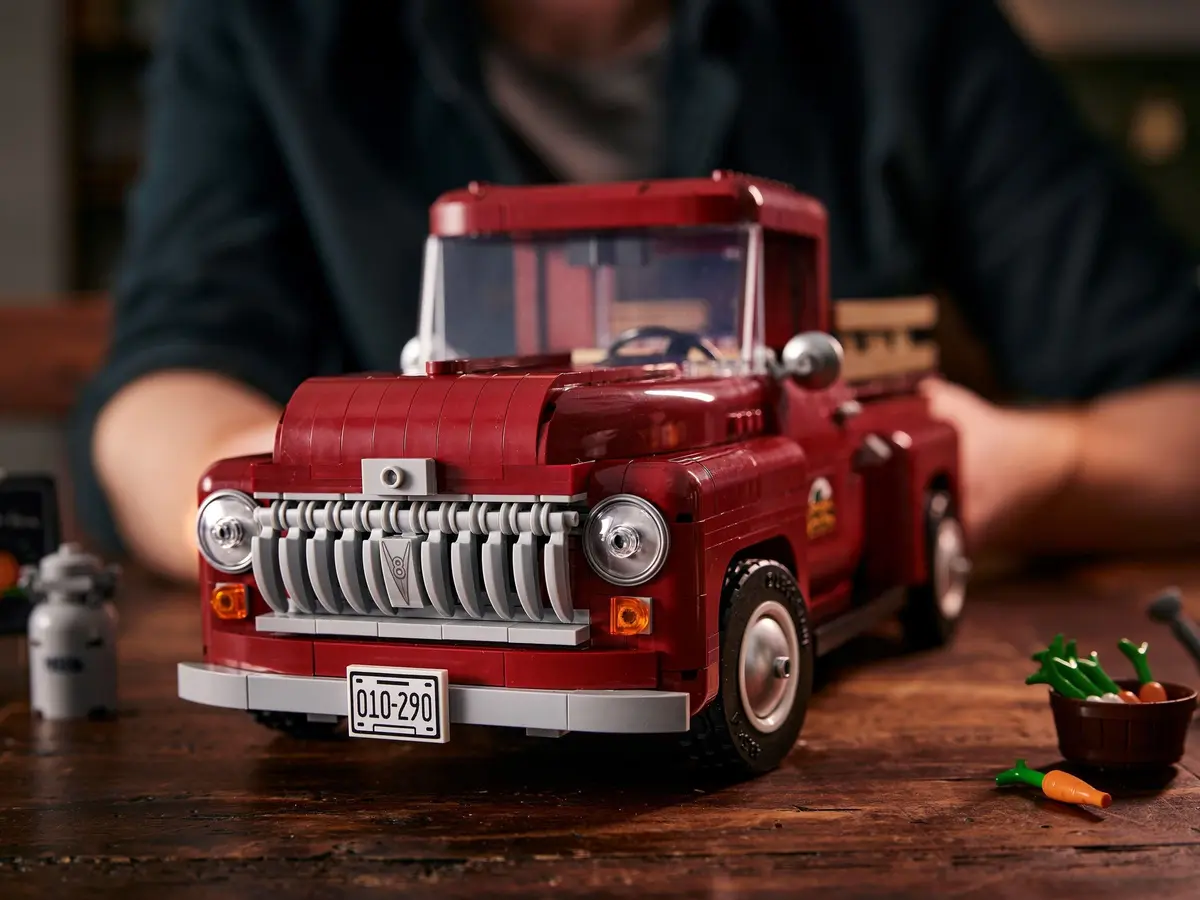 LEGO Icons 10290 Pickup Truck set, image 11