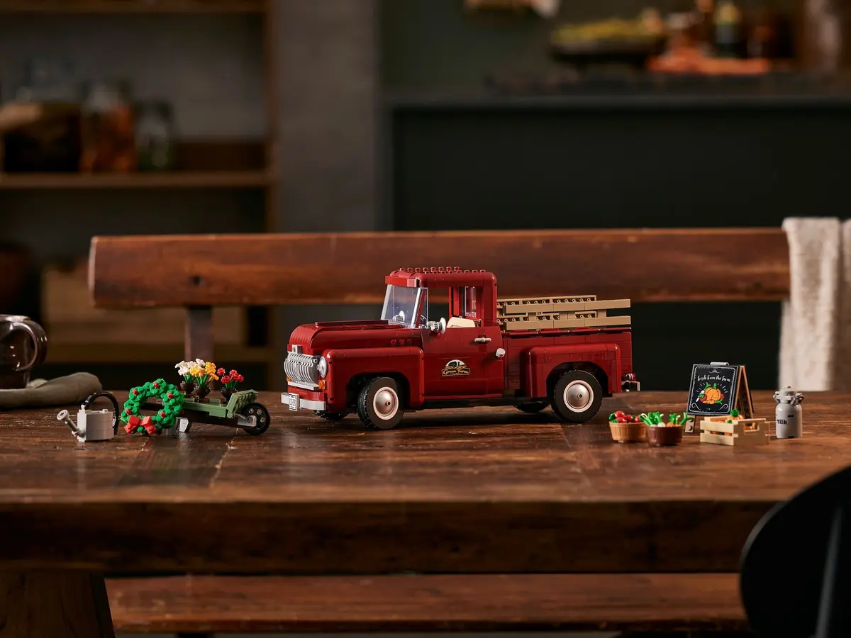 LEGO Icons 10290 Pickup Truck set, image 7