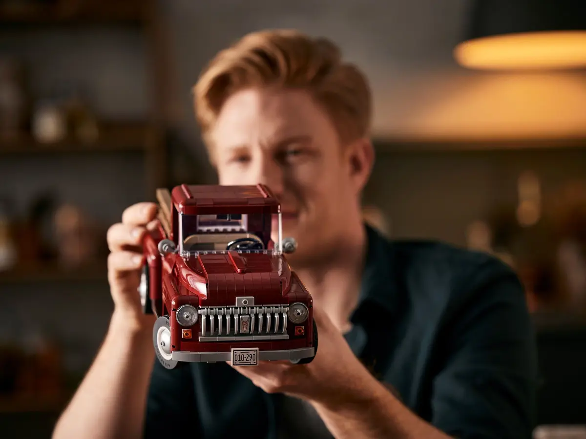 LEGO Icons 10290 Pickup Truck set, image 8