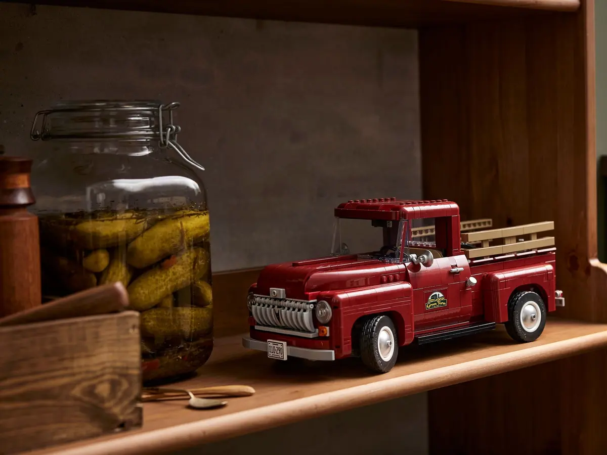 LEGO Icons 10290 Pickup Truck set, image 20