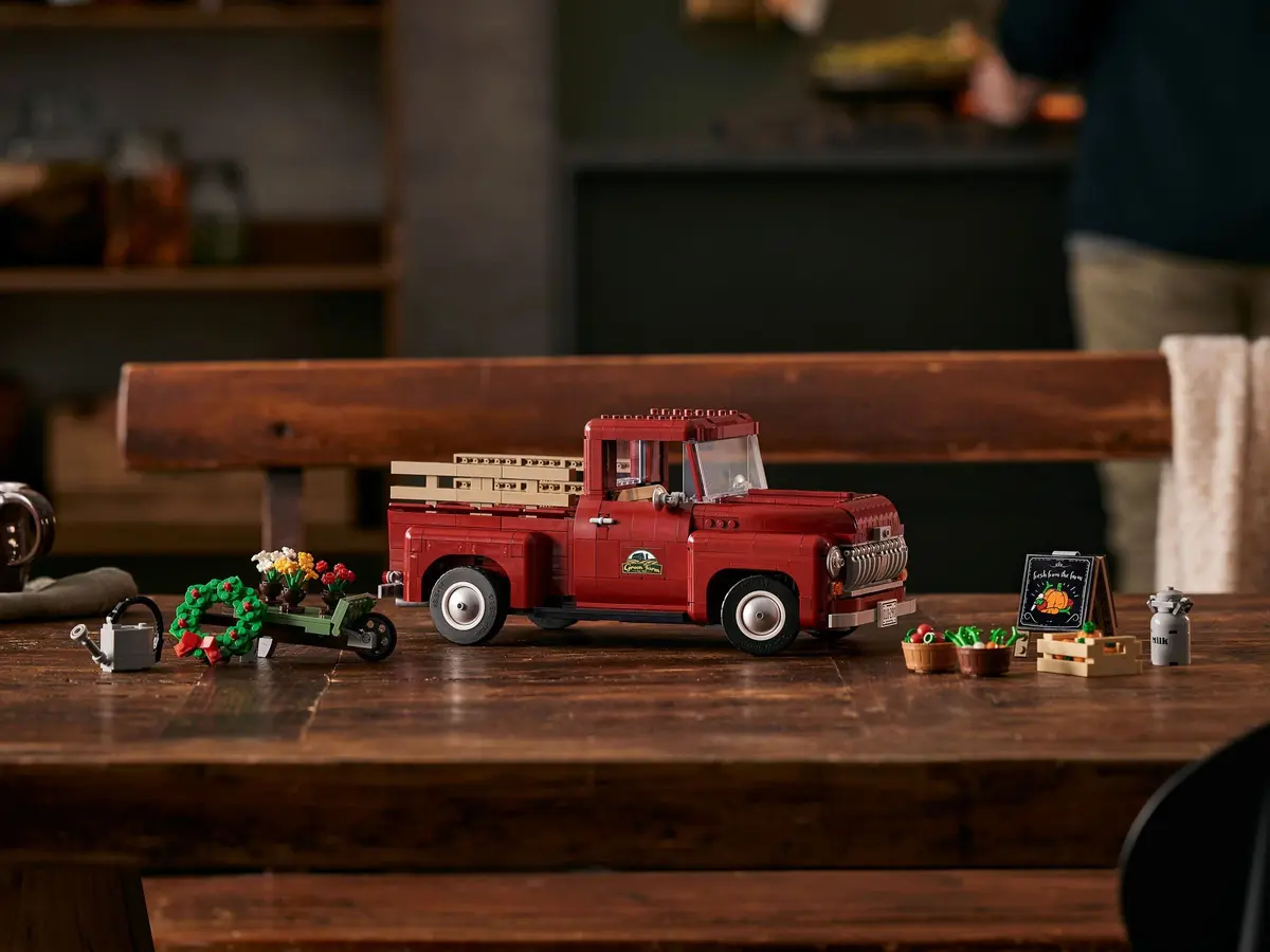 LEGO Icons 10290 Pickup Truck set, image 6