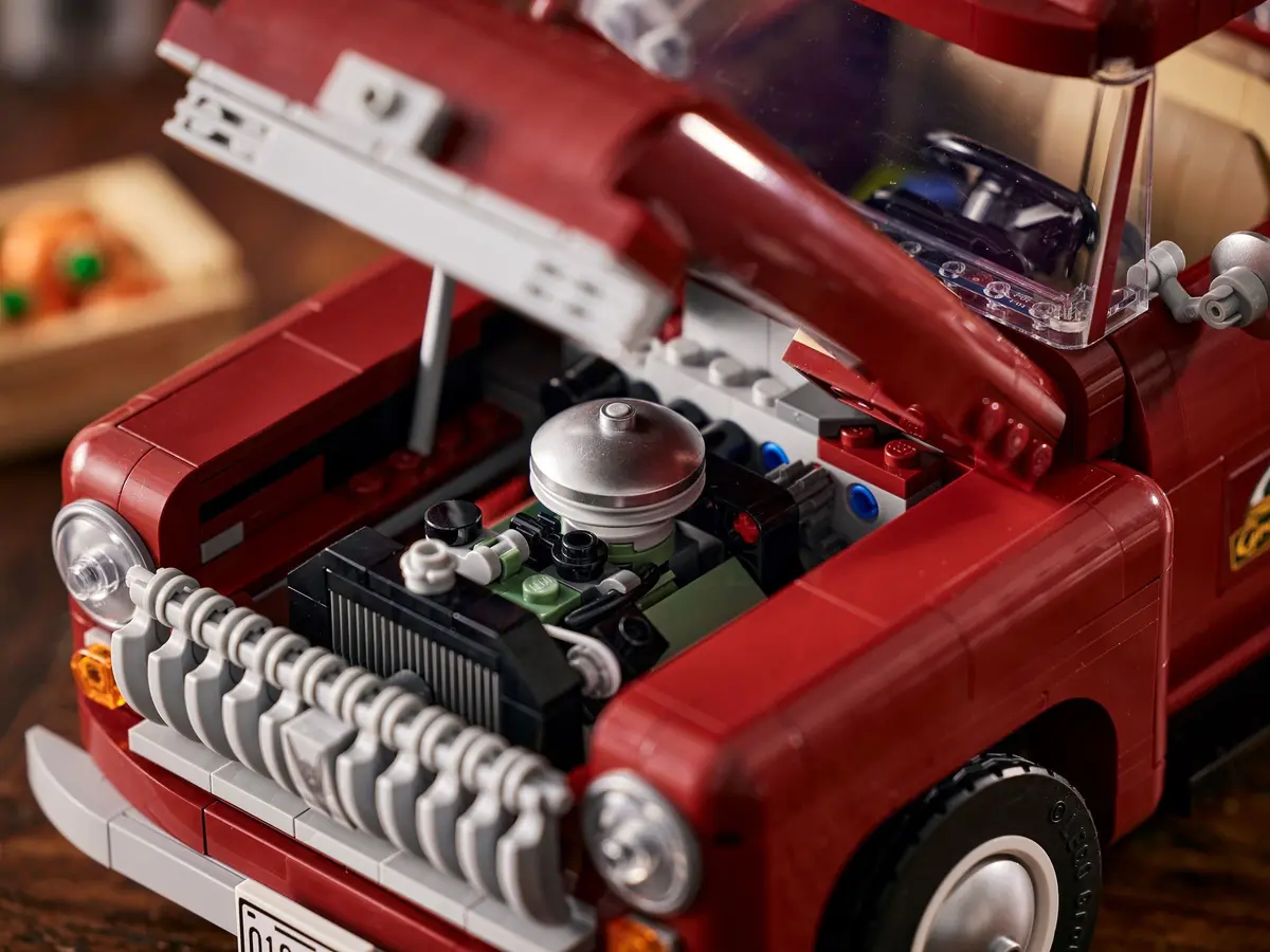 LEGO Icons 10290 Pickup Truck set, image 16