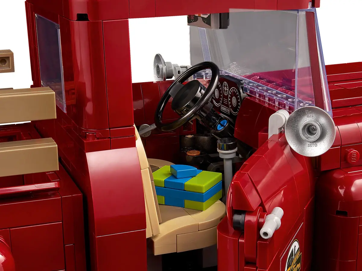 LEGO Icons 10290 Pickup Truck set, image 24