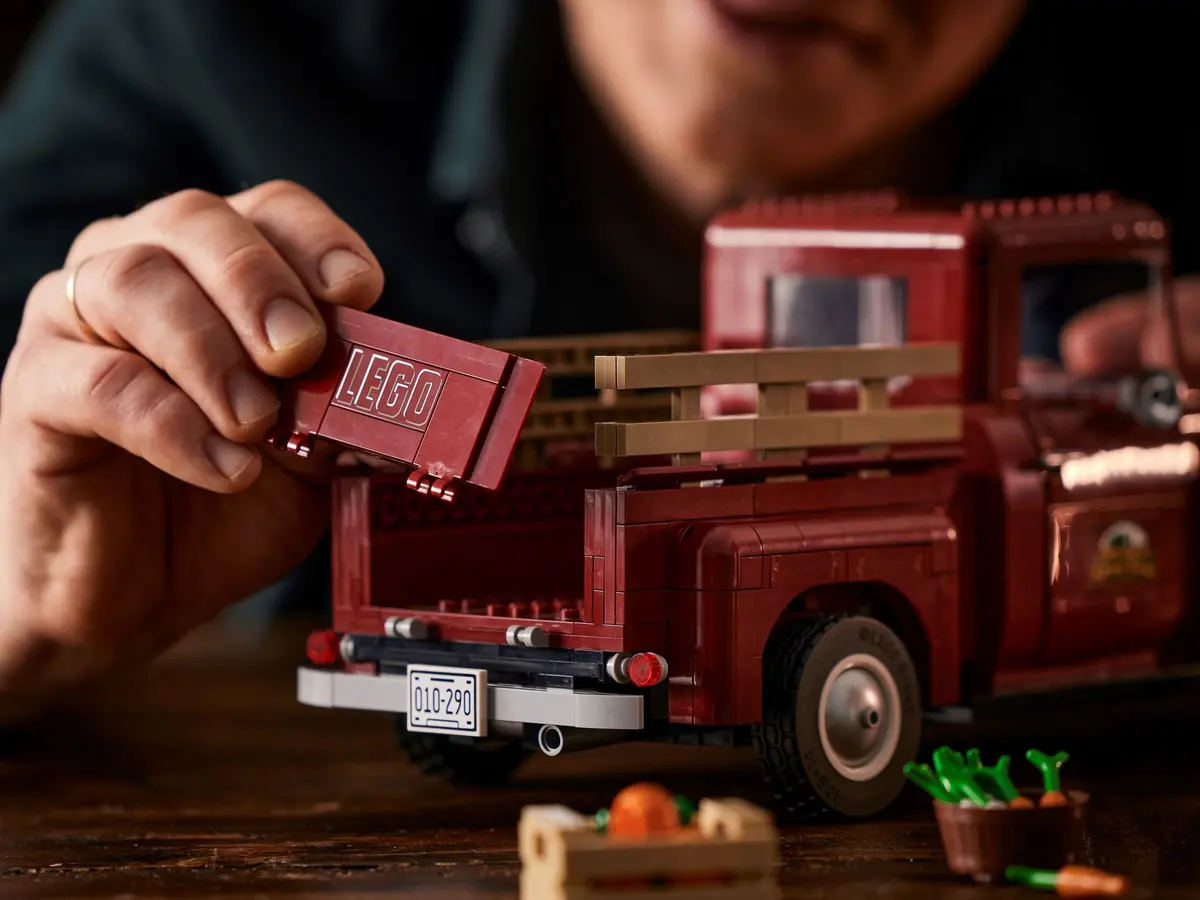 LEGO Icons 10290 Pickup Truck set, image 10