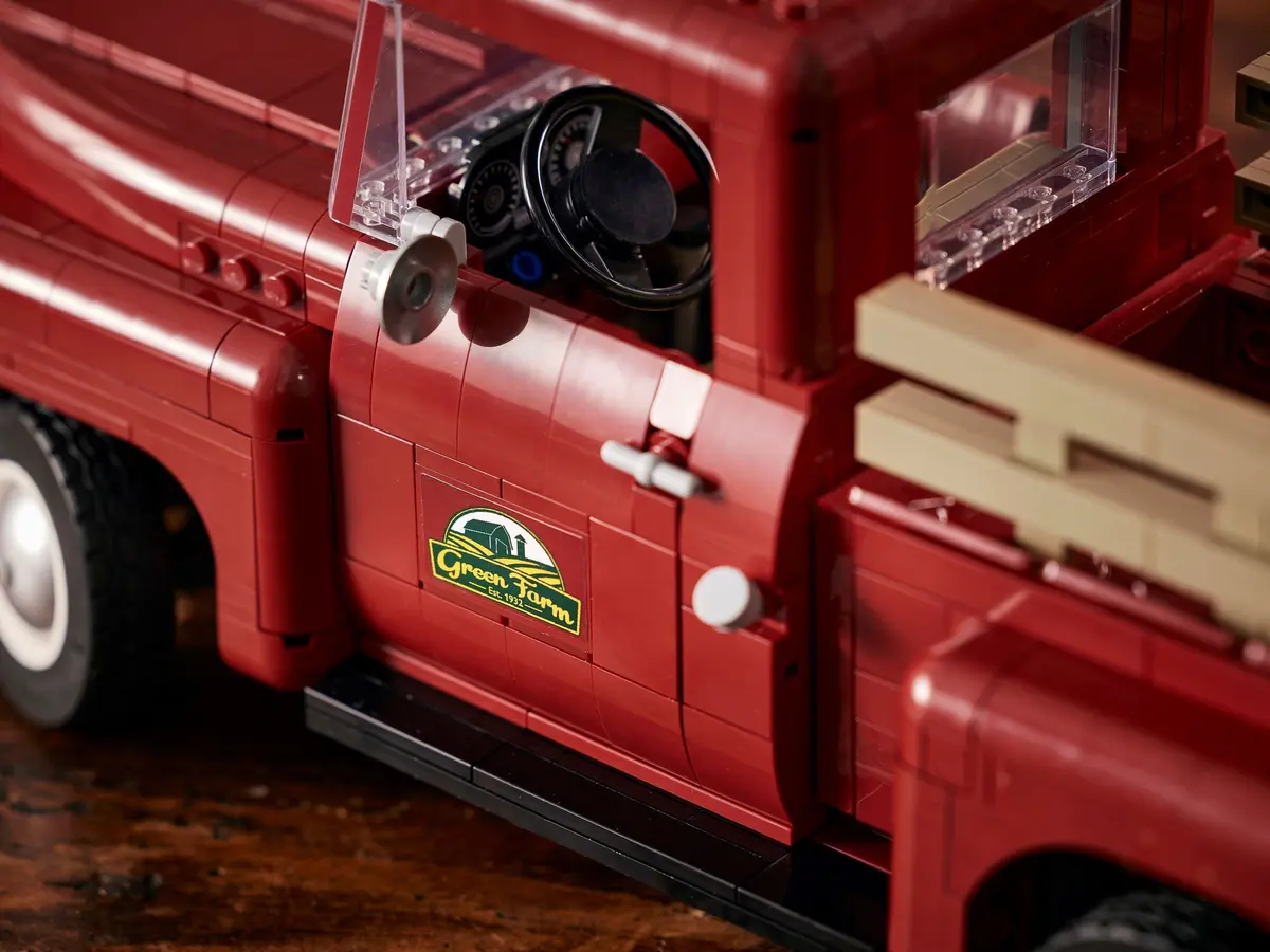 LEGO Icons 10290 Pickup Truck set, image 14