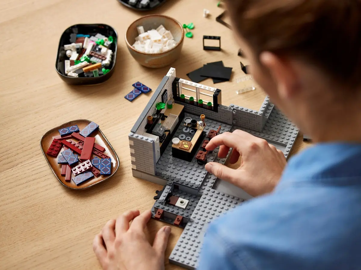 LEGO Icons 10291 Queer Eye – The Fab 5 Loft set, image 15