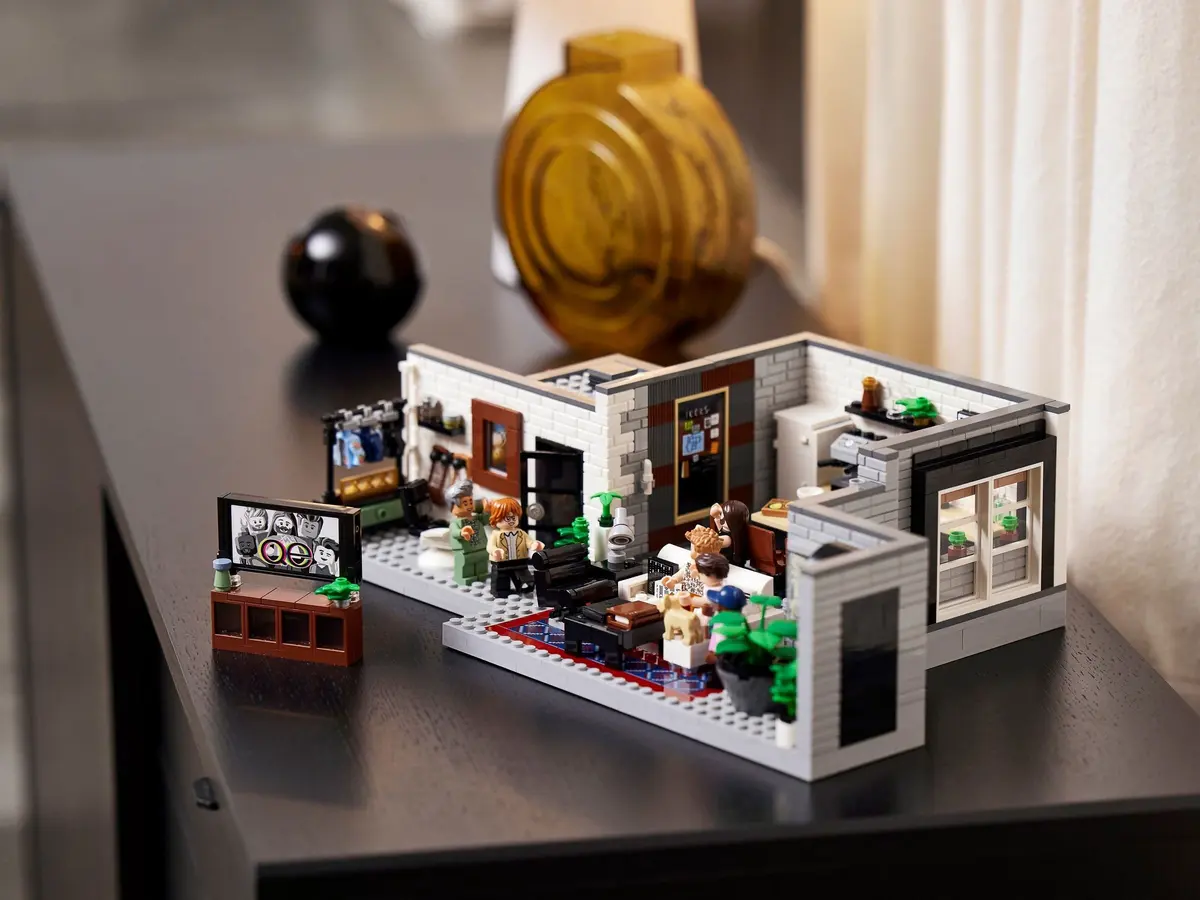 LEGO Icons 10291 Queer Eye – The Fab 5 Loft set, image 17