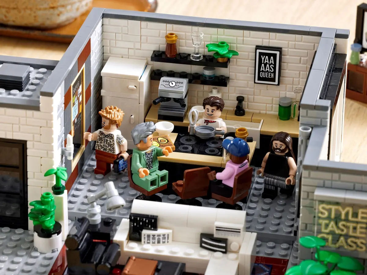 LEGO Icons 10291 Queer Eye – The Fab 5 Loft set, image 11