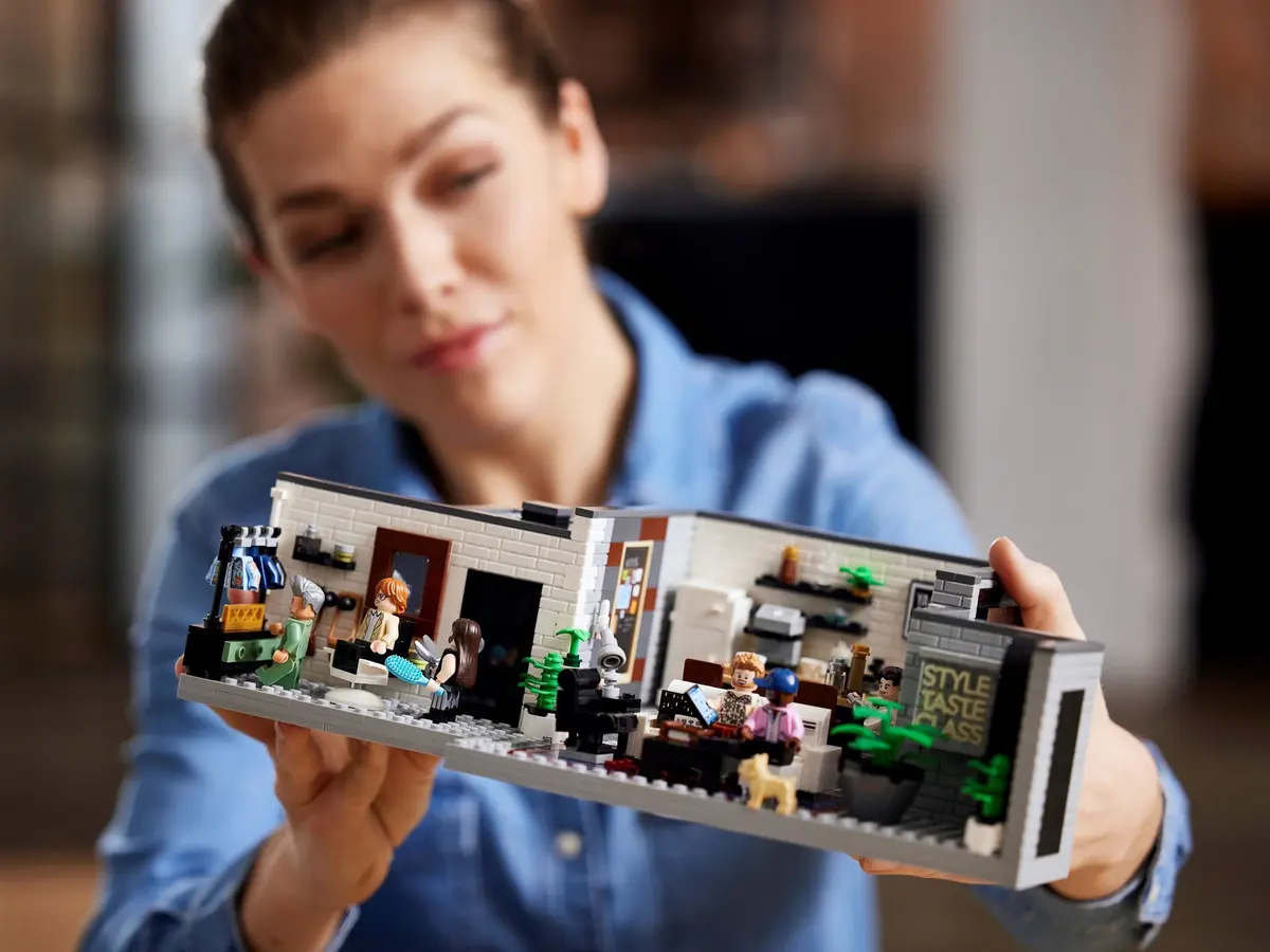 LEGO Icons 10291 Queer Eye – The Fab 5 Loft set, image 6
