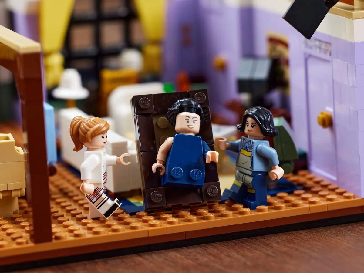 LEGO Icons 10292 The Friends Apartments set, image 29
