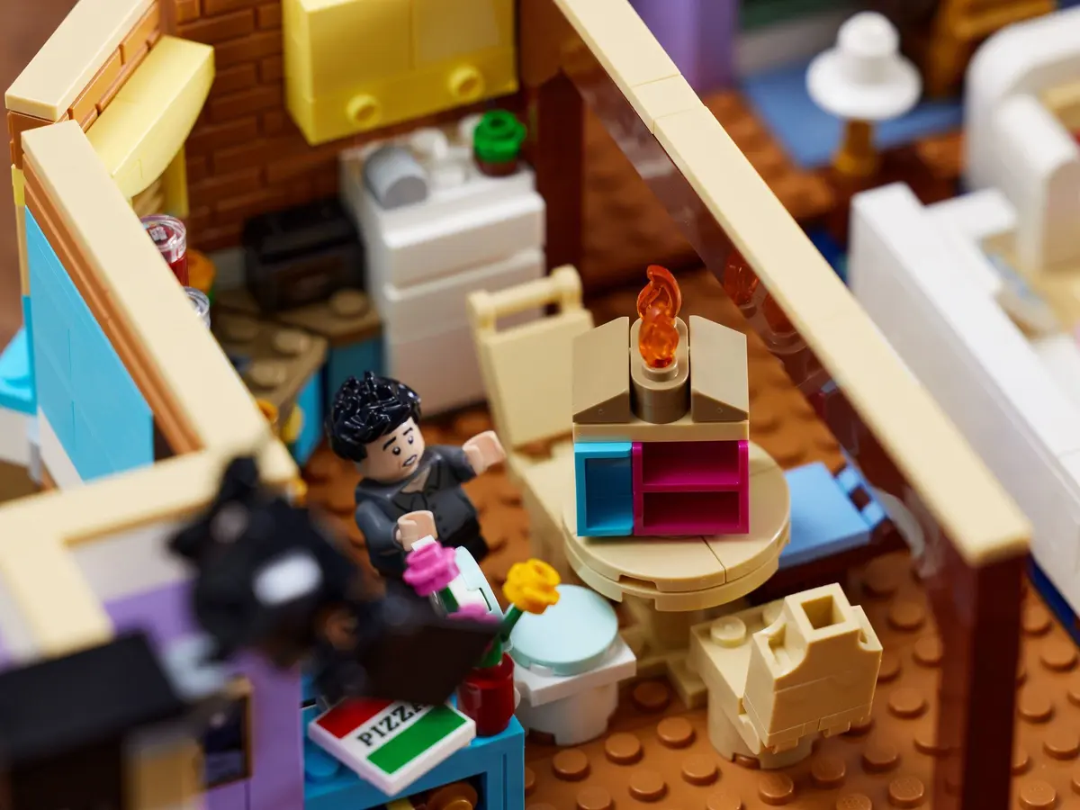 LEGO Icons 10292 The Friends Apartments set, image 28