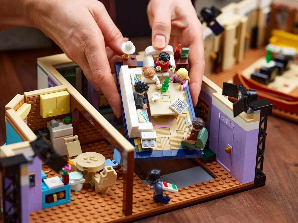 LEGO Icons 10292 The Friends Apartments set, image 31