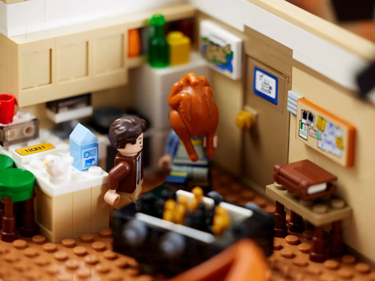LEGO Icons 10292 The Friends Apartments set, image 25