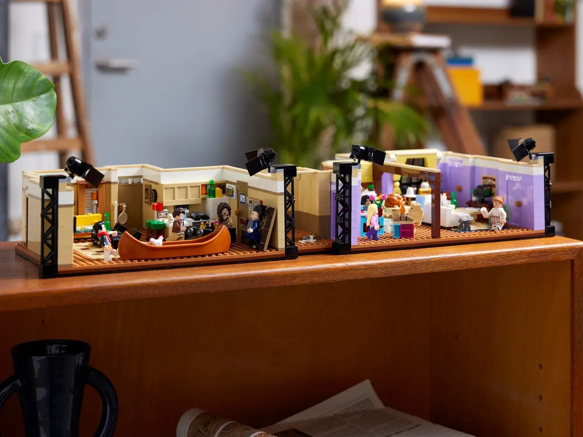 LEGO Icons 10292 The Friends Apartments set, image 43