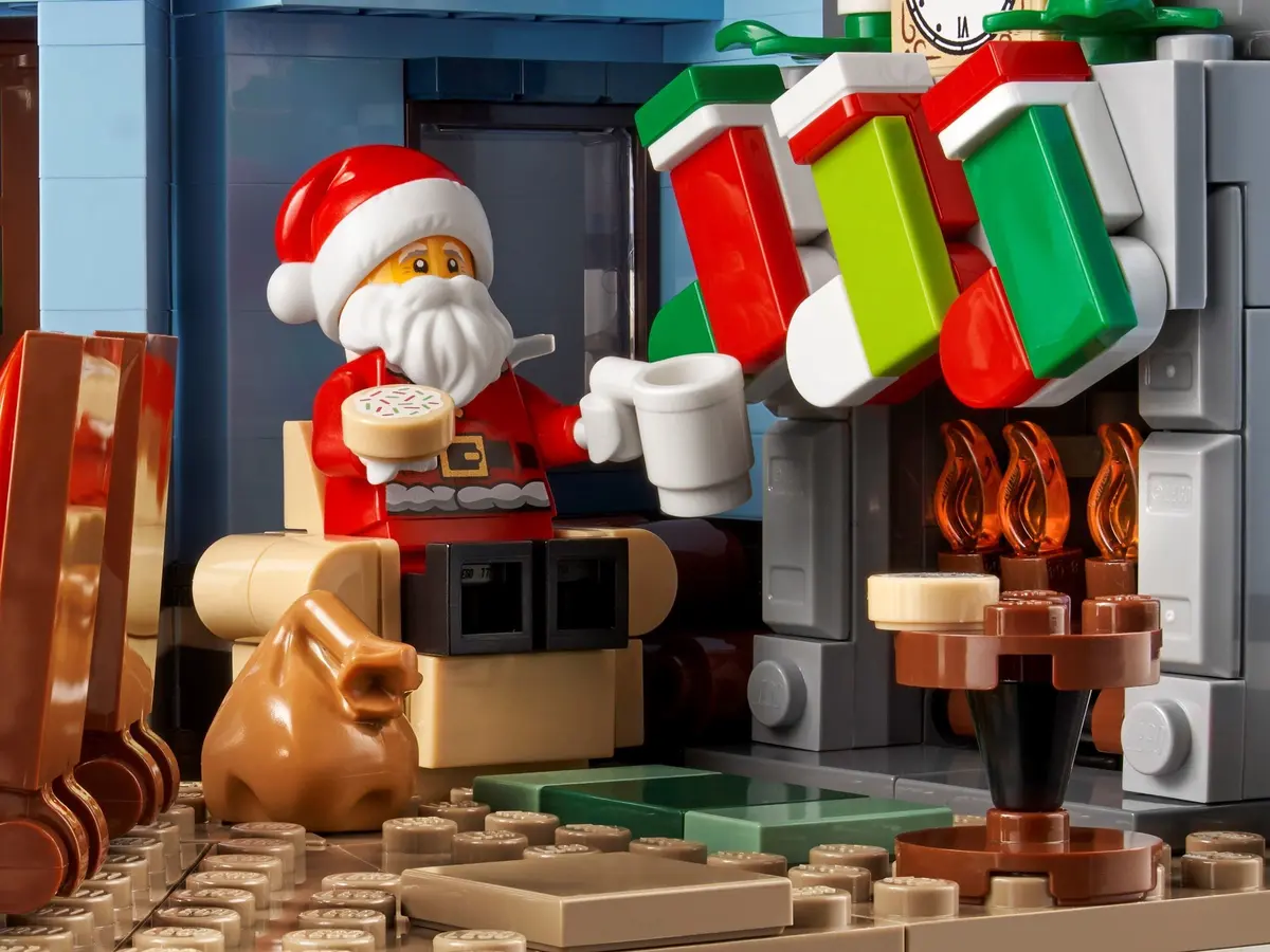LEGO Icons 10293 Santa's Visit set, image 3