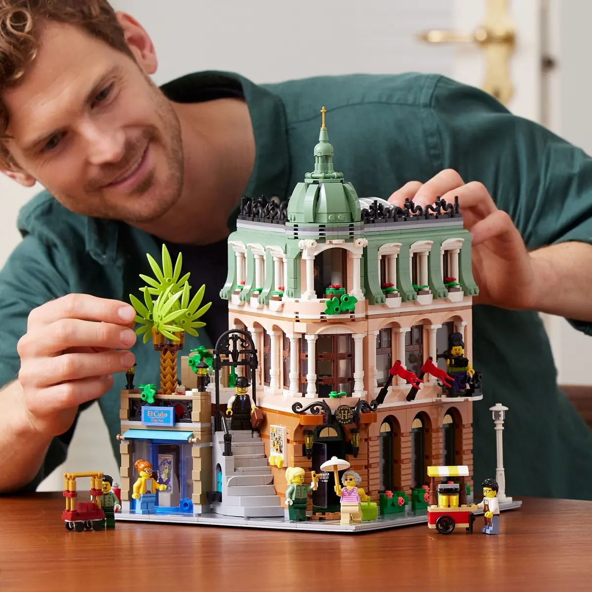 LEGO Icons 10297 Boutique Hotel set, image 4