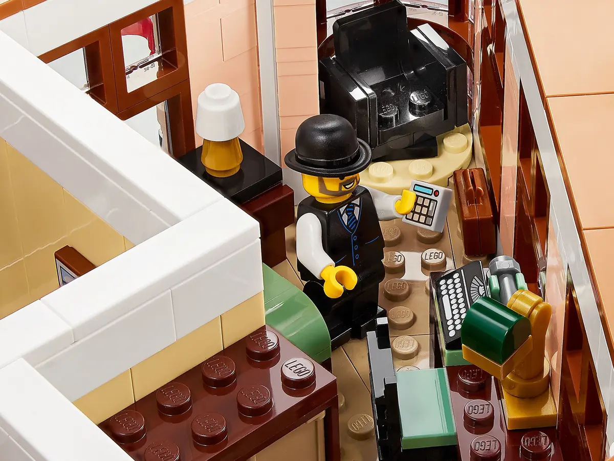 LEGO Icons 10297 Boutique Hotel set, image 10