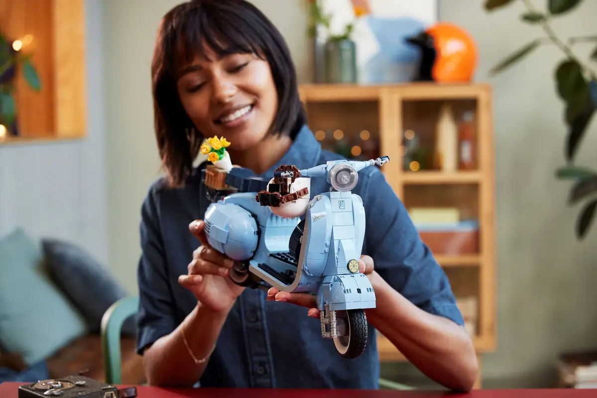 LEGO Icons 10298 Vespa 125 set, image 11